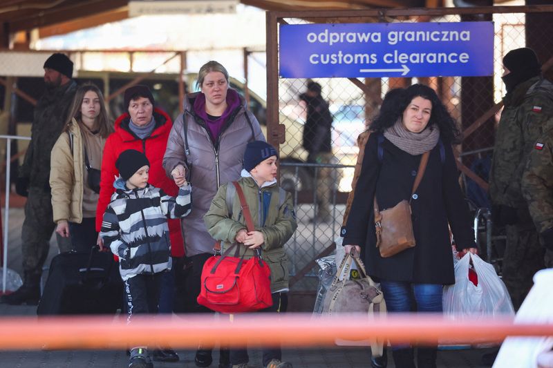 &copy; Reuters. Pessoas fugindo da Ucrânia invadida pela Rússia chegam a Medyka, Polônia
11/03/2022
REUTERS/Fabrizio Bensch