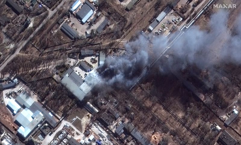 &copy; Reuters. Imagem de satélite mostra incêndio em região industrial no sul da cidade de Chernihiv, na Ucrânia
10/03/2022 Imagem de Satélite ©2022 Maxar Technologies/Divulgação via REUTERS