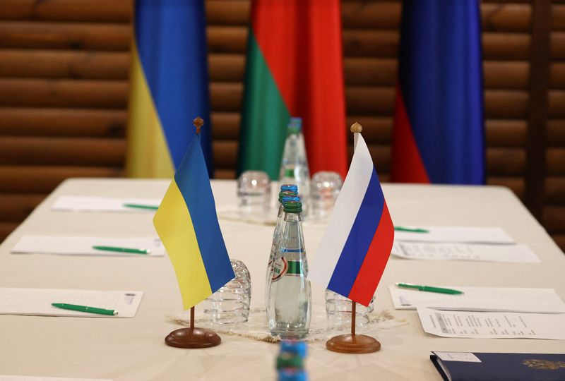 &copy; Reuters. FILE PHOTO: Ukrainian and Russian flags are seen on a table before the talks between officials of the two countries in the Brest region, Belarus March 3, 2022. Maxim Guchek/BelTA/Handout via REUTERS