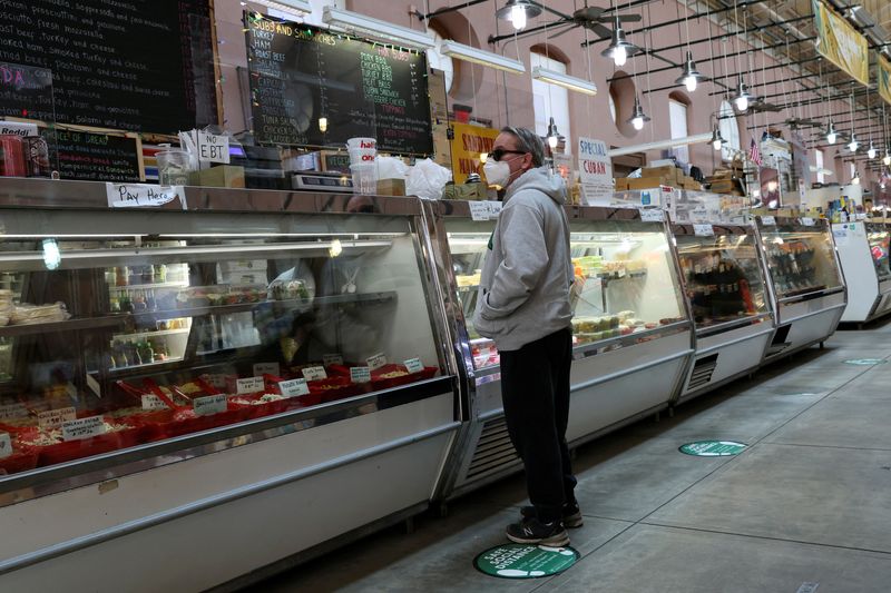 &copy; Reuters. Homem faz compras no Eastern Market em Washington, EUA, 11 de fevereiro de 2022. REUTERS/Brendan McDermid