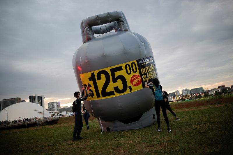 &copy; Reuters. Manifestantes em protesto contra o governo do presidente Jair Bolsonaro exibem botijão de gás inflável gigante em referência à alta dos preços, na Esplanada dos MInistérios em Brasília
02/10/2021
REUTERS/Ueslei Marcelino