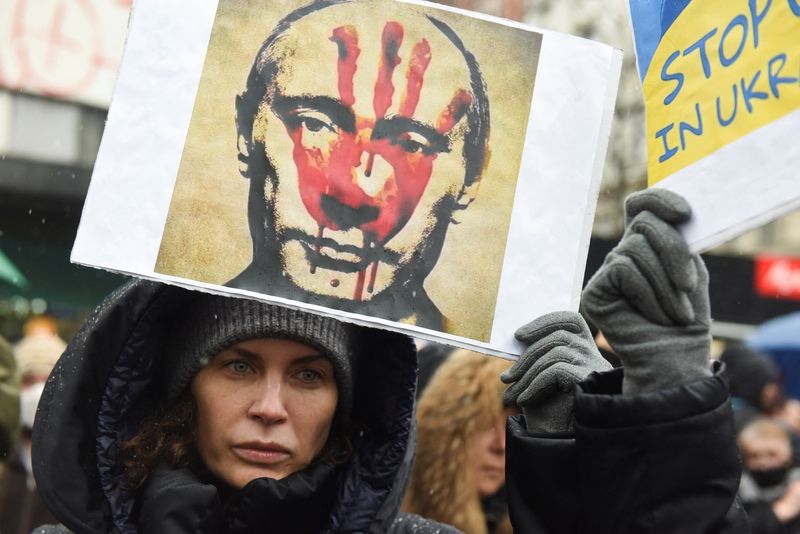 &copy; Reuters. Manifestante segura cartaz em protesto contra a invasão russa à Ucrânia em Belgrado, Sérvia
06/03/2022
REUTERS/Zorana Jevtic