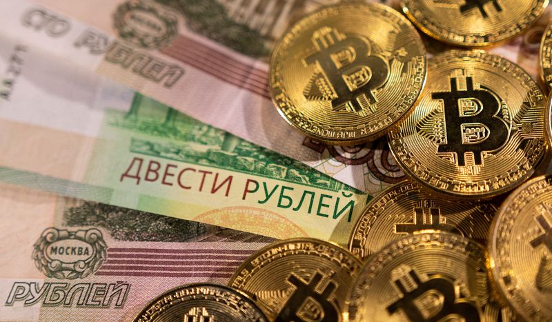 &copy; Reuters. Notas de rublo russo ao lado de representações de bitcoin
01/03/2022
REUTERS/Dado Ruvic/Ilustração