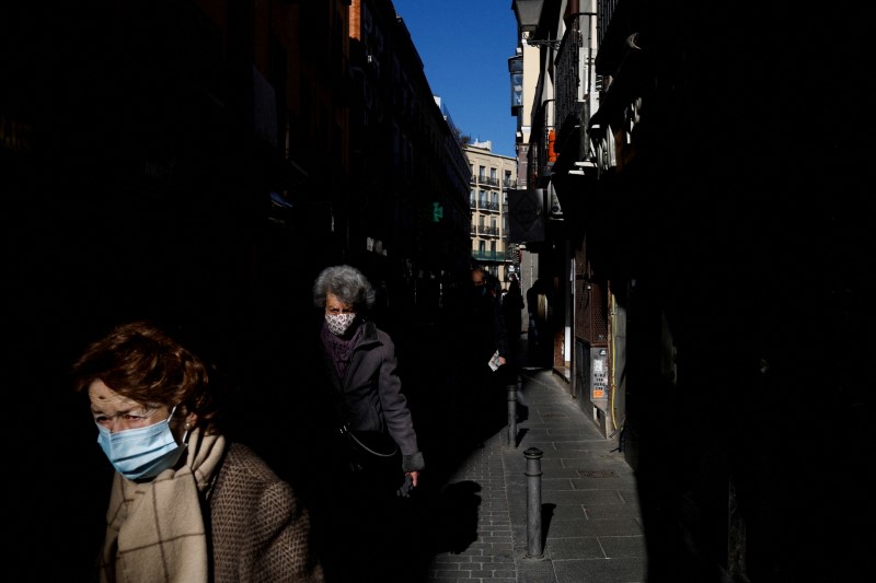 &copy; Reuters. FOTO DE ARCHIVO: Mujeres con mascarillas caminan por una calle durante la epidemia de COVID-19 en Madrid, España, 12 de enero de 2022. REUTERS/Susana Vera