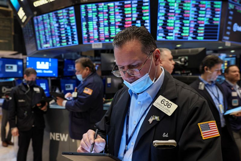 © Reuters. Traders work on the floor of the New York Stock Exchange (NYSE) in New York City, U.S., March 11, 2022.  REUTERS/Brendan McDermid