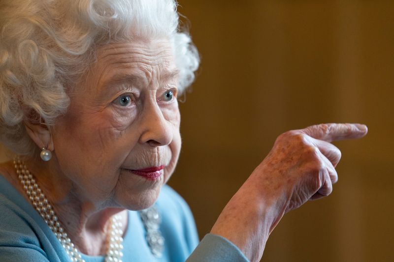 &copy; Reuters. La reine Elizabeth II d'Angleterre ne participera pas à une cérémonie religieuse organisée lundi pour la journée annuelle du Commonwealth, a annoncé vendredi le palais de Buckingham. /Photo prise le fevrier 2021/REUTERS/Joe Giddens