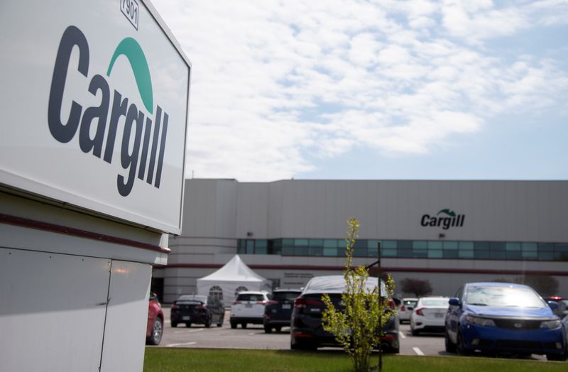 © Reuters. Cargill Ltd., a meat-packing plant near Montreal, that will be suspending operation due to a number of employees testing positive for the coronavirus disease (COVID-19), is seen in Chambly, Quebec, Canada May 11, 2020. REUTERS/Christinne Muschi