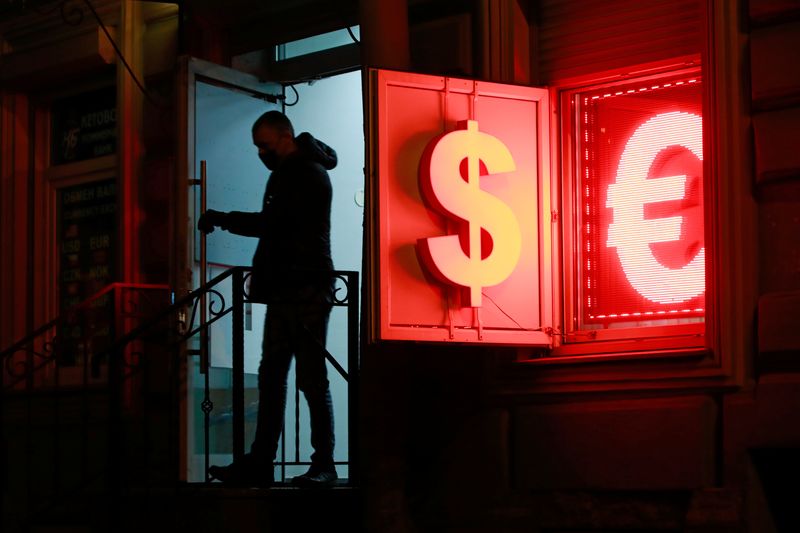 © Reuters. A man walks out of a currency exchange office in Saint Petersburg, Russia January 26, 2022. REUTERS/Anton Vaganov