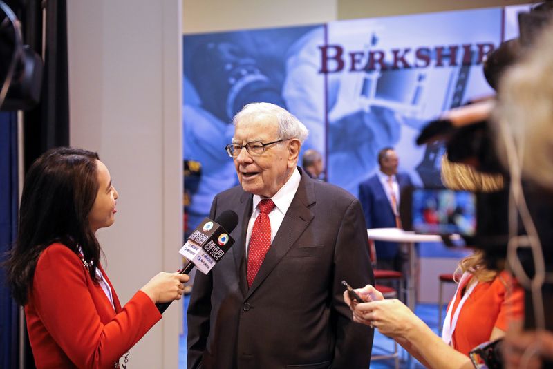 &copy; Reuters. Berkshire Hathaway Chairman Warren Buffett walks through the exhibit hall as shareholders gather to hear from the billionaire investor at Berkshire Hathaway Inc's annual shareholder meeting in Omaha, Nebraska, U.S., May 4, 2019.   REUTERS/Scott Morgan