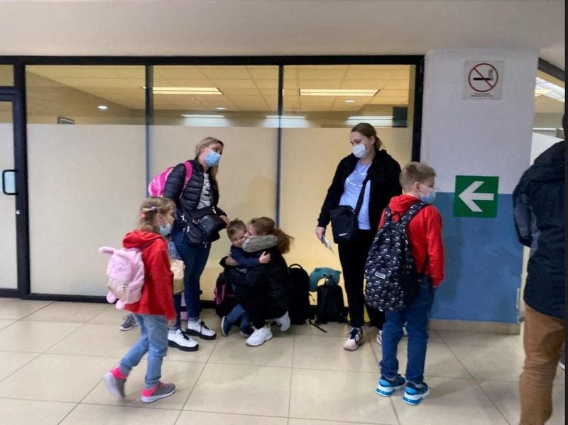 &copy; Reuters. عائلة أوكرانية فرت من بلادها بسبب الغزو الروسي تصل إلى مطار بمدينة جواتيمالا يوم الجمعة. صورة لرويترز.
