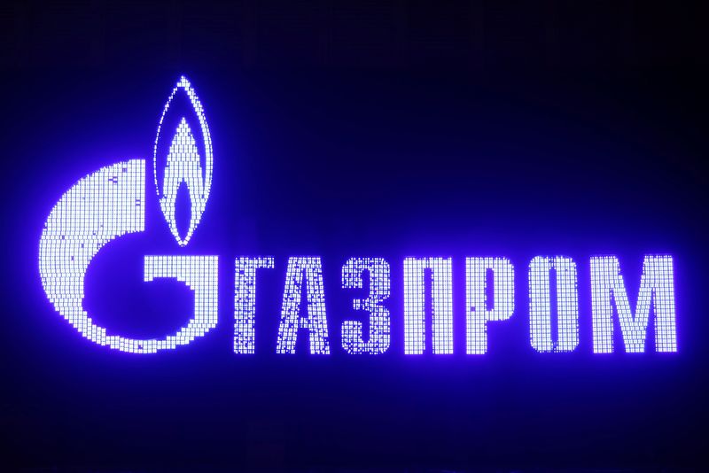 &copy; Reuters. شعار شركة الغاز الطبيعي الروسية جازبروم في سان بطرسبرج يوم 26 يناير كانون الثاني 2022. تصوير: أنطون فاجانوف - رويترز.