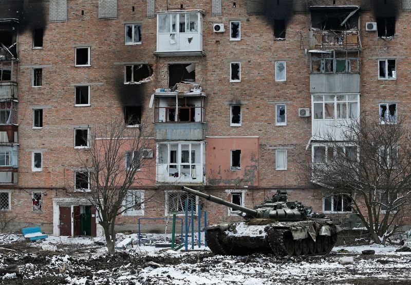 &copy; Reuters. دبابة تقف أمام مبنى سكني تضرر خلال الصراع الروسي الأوكراني في منطقة دونيتسك يوم الجمعة. تصوير: الكسندر إرموشينكو - رويترز.