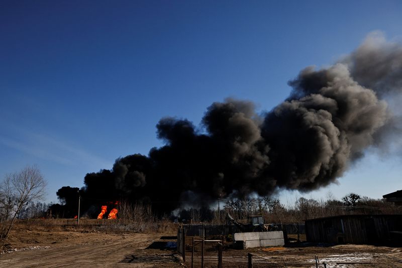 © Reuters. دخان يتصاعد من خزانات وقود محترقة نتيجة لهجمات صاروخية روسية دمرت قاعدة فاسيلكيف الجوية في أعقاب الغزو الروسي لأوكرانيا يوم السبت. تصوير: توماس بيتر - رويترز.