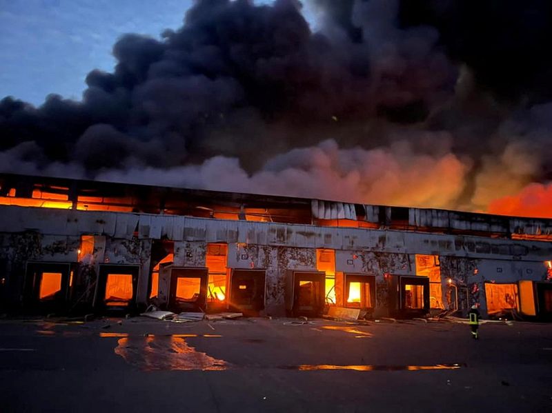 &copy; Reuters. دخان متصاعد من مستودع يخزن المنتجات المجمدة في منطقة كييف بعد قصف روسي لأوكرانيا يوم السبت. صورة لرويترز من الخدمة الصحفية لخدمة الطوارئ ال