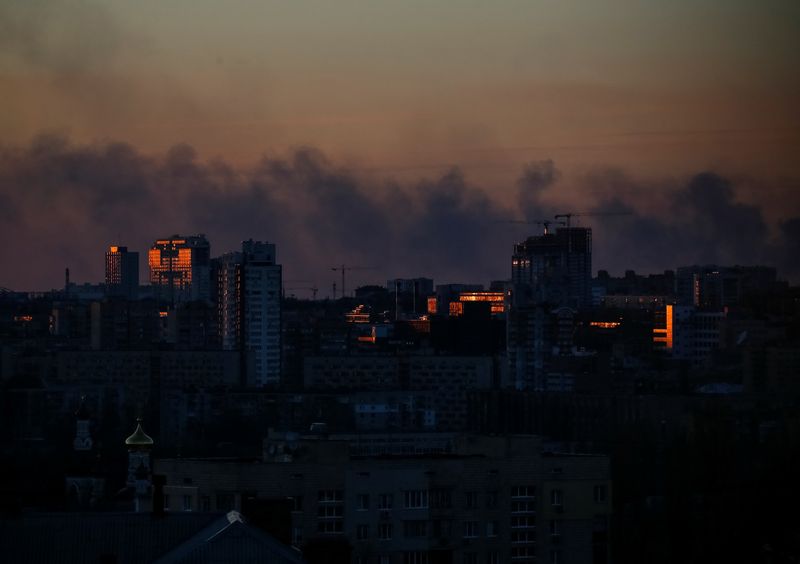 &copy; Reuters. De la fumée s'élève après un bombardement près de Kiev, en Ukraine. Les combats font rage ce samedi au nord-ouest de Kiev alors que l'essentiel des forces terrestres russes se trouve à environ 25 km du centre de la capitale de l'Ukraine et que plusi