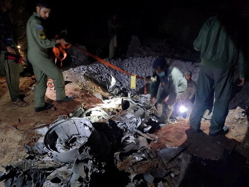 &copy; Reuters. أفراد قوات أمن باكستانية تنظف بقايا صاروخ أطلق على باكستان من الهند بالقرب من ميان تشانو في باكستان يوم التاسع من مارس آذار 2022. صورة لرويترز 
