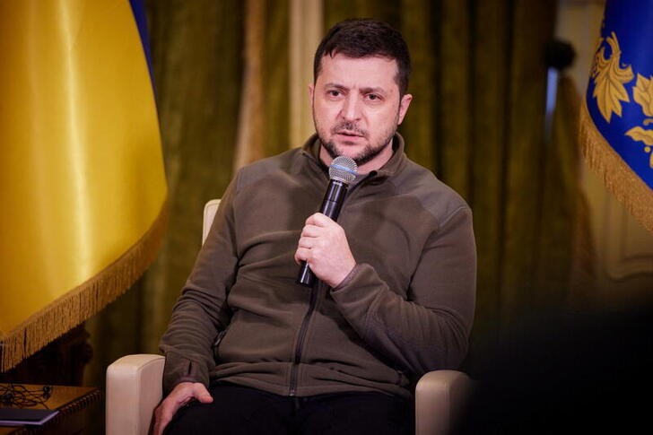 &copy; Reuters. El presidente ucraniano, Volodímir Zelenski, habla durante una conferencia de prensa con medios extranjeros, en Kiev, Ucrania. Marzo 12, 2022. Servicio de Prensa de la Presidencia Ucraniana/Distribuida vía REUTERS. ATENCIÓN EDITORES, ESTA IMAGEN FUE CE