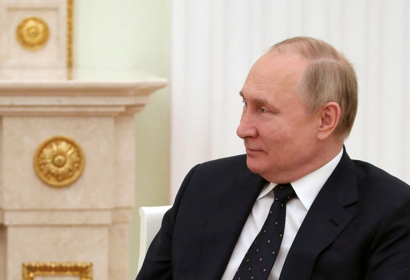 &copy; Reuters. الرئيس الروسي فلاديمير بوتين يحضر اجتماعا في الكرملين في العاصمة موسكو يوم الجمعة.
(صورة لرويترز من وكالة سبوتنيك الروسية للصور ويتم توزيعه