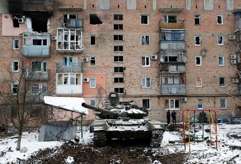 &copy; Reuters. دبابة أمام عمارة سكنية لحقت بها أضرار في الحرب الروسية الأوكرانية في بلدة فولنوفاخا في إقليم دونيتسك بشرق أوكرانيا يوم الجمعة. تصوير: ألكسن