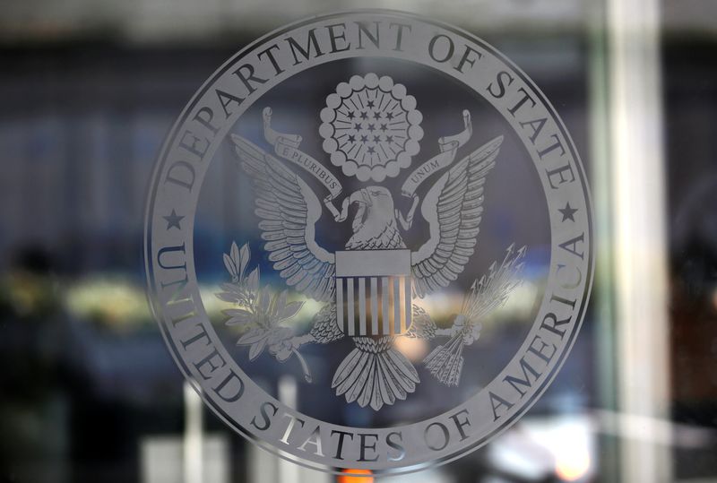 &copy; Reuters. شعار وزارة الخارجية الأمريكية على باب زجاجي في مدخل الوزارة في العاصمة واشنطن. صورة من أرشيف رويترز.