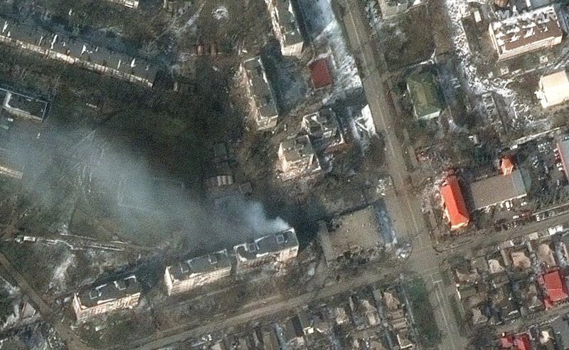 &copy; Reuters. صورة بالقمر الصناعي لعمارة سكنية تحترق في شارع في مدينة ماريوبول بجنوب أوكرانيا يوم السبت.
(صورة لرويترز من شركة ماكسار تكنولوجيز ويتم توزي