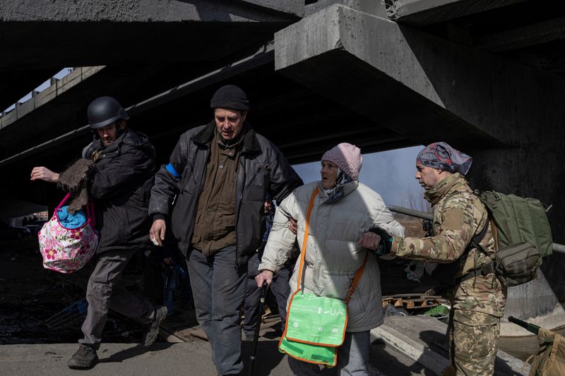 &copy; Reuters. جنود أوكرانيون يجلون مدنيين من بلدة إربين قرب كييف عاصمة أوكرانيا يوم السبت. تصوير: ماركو دجوريكا - رويترز.