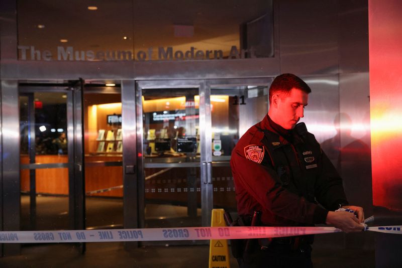 &copy; Reuters. A member of the New York City Police Department (NYPD) ties police tape at the entrance of the Museum of Modern Art (MOMA) after an alleged multiple stabbing incident, in New York, U.S., March 12, 2022. REUTERS/Andrew Kelly