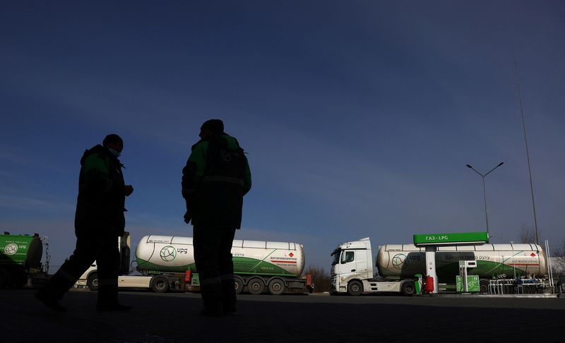 &copy; Reuters. شاحنات وقود فارغة تقف أمام محطة غاز نفد منها الوقود على مشارف لفيف يوم السبت. تصوير: كاي فافنباخ - رويترز