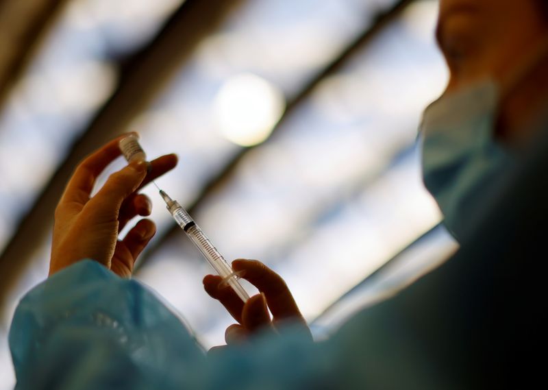 &copy; Reuters. La France va commencer à offrir une nouvelle dose de rappel contre le COVID-19 aux personnes âgées de 80 ans et plus ayant reçu leur précédente dose de rappel plus de trois mois auparavant. /Photo prise le 1er décembre 2021/REUTERS/Eric Gaillard