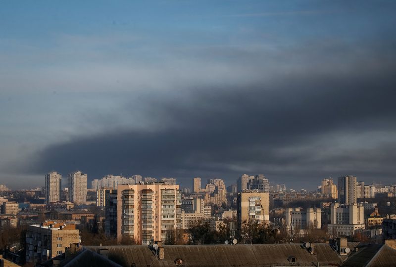 &copy; Reuters. De la fumée s'élève au-dessus de bâtiments après un bombardement près de Kiev, en Ukraine. Les services de renseignement ukrainiens ont accusé samedi la Russie d'avoir tiré sur un convoi évacuant des femmes et des enfants du village de Peremoha, 