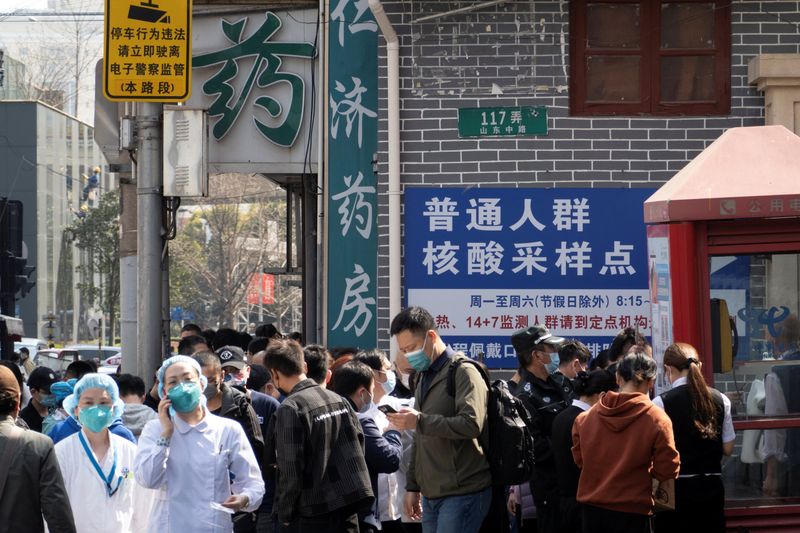 &copy; Reuters. La Chine a fait état dimanche d'un nombre quotidien de contaminations par le coronavirus du COVID-19 plus que triplé par rapport à la veille, à un niveau qui n'avait plus été atteint depuis le premier épisode de la pandémie début 2020. /Photo pri