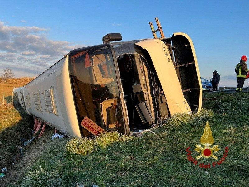 &copy; Reuters. Bomberos trabajan en el lugar del accidente donde un autobús volvó mientras transportaba a ciudadanos ucranianos, en Forli, Italia, Marzo 13, 2022. Vigili del Fuoco/Distribuido vía REUTERS