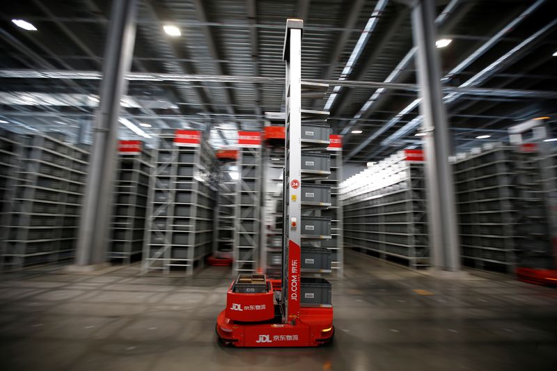 &copy; Reuters. FILE PHOTO: An automated ground robot transports containers at the Asia No.1 logistics centre of JD Logistics, by JD.com, amid the Singles' Day shopping festival, during an organised tour in Beijing, China, November 9, 2021. REUTERS/Tingshu Wang