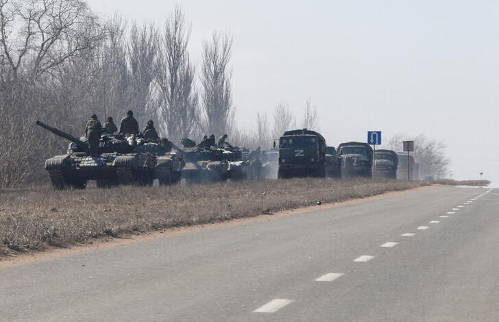 &copy; Reuters. IMAGEN REFERENCIAL. Una vista muestra un convoy de tropas prorrusas durante el conflicto entre Ucrania y Rusia en las afueras de la ciudad de Volnovakha, controlada por los separatistas, en la región de Donetsk, Ucrania, el 12 de marzo de 2022. REUTERS/A