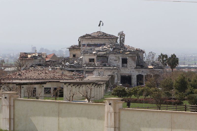 &copy; Reuters. دمار لحق بمبنى جراء قصف صاروخي لأربيل في العراق يوم الاحد. تصوير: ازاد لاشكاري - رويترز. 