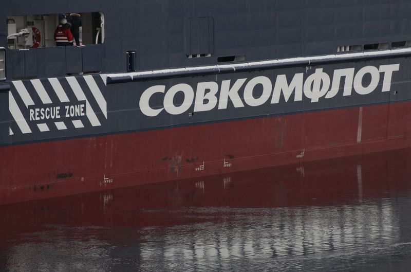 © Reuters. شعار شركة الشحن الروسية سوفكومفلوت على سفينة في سانت بطرسبرج في روسيا بصورة من أرشيف رويترز. 