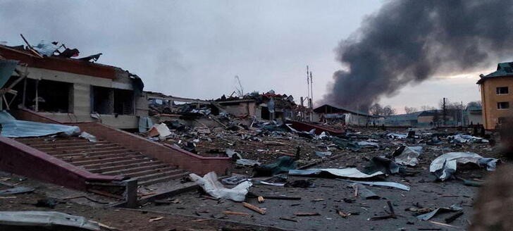 &copy; Reuters. Humo se ve, en esta imagen obtenida de medios sociales, en medio de construcciones dañadas tras un ataque a la base militar de Yavoriv, en medio de la invasión rusa a Ucrania, en Yavoriv, Ucrania, Marzo 13, 2022. @BackAndAlive/vía REUTERS. ATENCIÓN ED