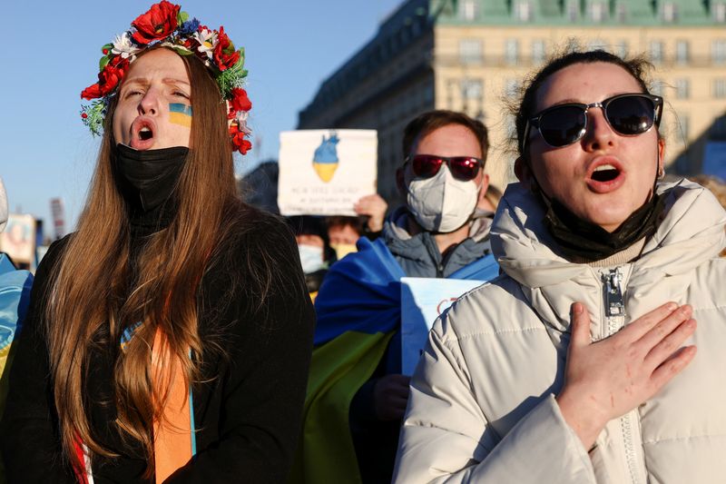 &copy; Reuters. 　ドイツの首都ベルリン中心部で３月１３日、ロシアのウクライナ侵攻に抗議するデモが行われ、警察の発表によると、最大３万人が参加した（２０２２年　ロイター/Christian Mang）