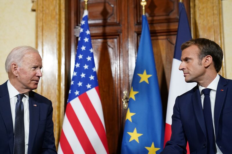 &copy; Reuters. 　バイデン米大統領（写真左）とマクロン仏大統領（右）は３月１３日、ウクライナ情勢について電話で協議し、ロシアの責任を問う姿勢を強調した。２０２１年１０月、ローマで撮影（２