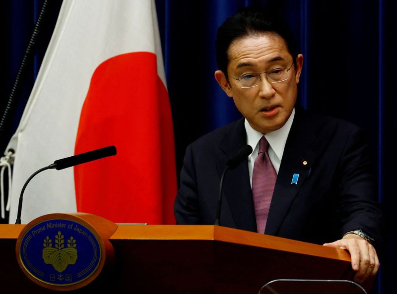 &copy; Reuters. 　３月１４日、岸田文雄首相（写真）はの参院予算委員会で、ウクライナ情勢に緊迫化に伴う物価高対応に関し、「賃金上昇によって家計の購買力を維持していかなければならない」と述べ