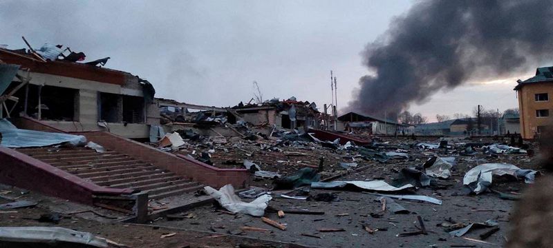 &copy; Reuters. El humo se eleva en medio de los edificios dañados tras un ataque a la base militar de Yavoriv, mientras continúa la invasión rusa de Ucrania, en Yavoriv, oblast de Leópolis, Ucrania, 13 de marzo de 2022 en esta imagen obtenida de las redes sociales. 