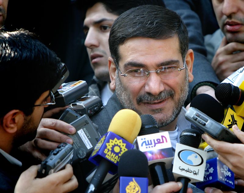 &copy; Reuters. علي شمخاني الأمين العام للمجلس الأعلى للأمن القومي في إيران يتحدث لوسائل الإعلام في طهران. صورة من أرشيف رويترز. 