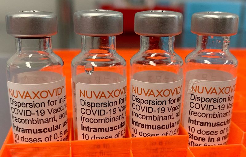 &copy; Reuters. FOTO DE ARCHIVO: Cuatro frascos con la vacuna "Nuvaxovid" de Novavax contra el COVID-19, en Saabruecken, Alemania, 26 de febrero de 2022. REUTERS/Frank Simon
