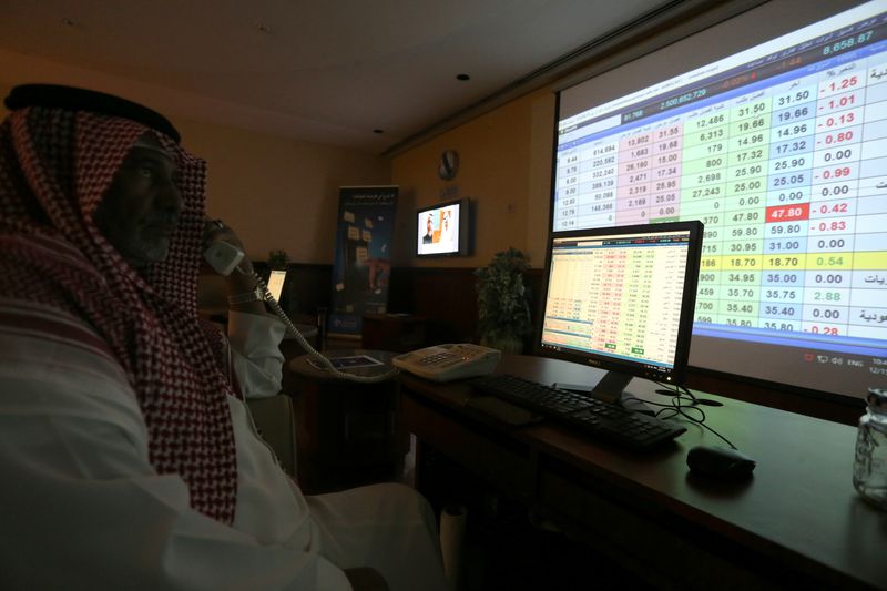 &copy; Reuters. مستثمر سعودي يتابع شاشات تعرض أسعار الأسهم في بنك في الرياض. صورة من أرشيف رويترز.
