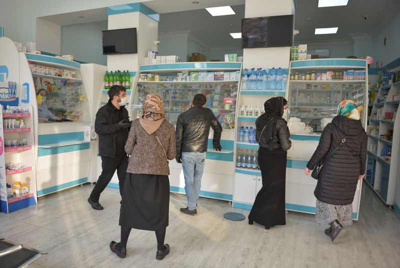 &copy; Reuters. FILE PHOTO: People visit a pharmacy in the Chechen capital Grozny, Russia April 4, 2020. REUTERS/Ramzan Musaev