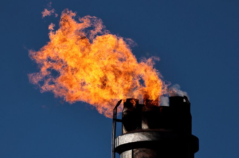&copy; Reuters. FILE PHOTO: A chimney emits fire at the PCK Raffinerie oil refinery in Schwedt/Oder, Germany, March 7, 2022.   REUTERS/Hannibal Hanschke
