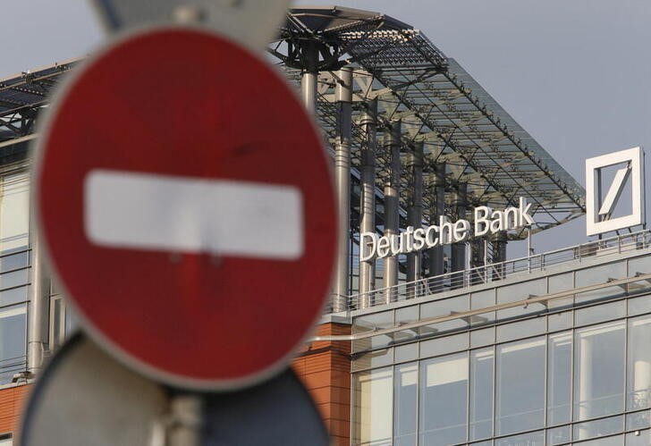 &copy; Reuters. Imagen de archivo del logo of Deutsche Bank en su sede en Moscú, Rusia. 14 septiembre 2015. REUTERS/Sergei Karpukhin