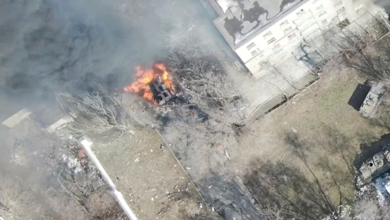 &copy; Reuters. Vista aérea de veículo militar em chamas na cidade ucraniana de Mariupol durante invasão russa da Ucrânia
13/03/2022 Azov Mariupol/Divulgação via REUTERS