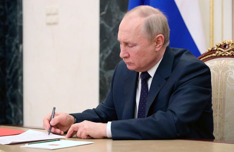 &copy; Reuters. FILE PHOTO: Russian President Vladimir Putin chairs a meeting with members of the Security Council via a video link at the Kremlin in Moscow, Russia March 11, 2022. Sputnik/Mikhail Klimentyev/Kremlin via REUTERS 