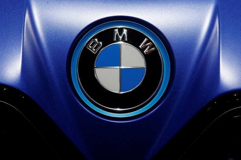 &copy; Reuters. FOTO DE ARCHIVO: El logotipo de BMW durante el Salón del Automóvil de Múnich, IAA Mobility 2021 en Múnich, Alemania, 8 de septiembre de 2021. REUTERS/Wolfgang Rattay